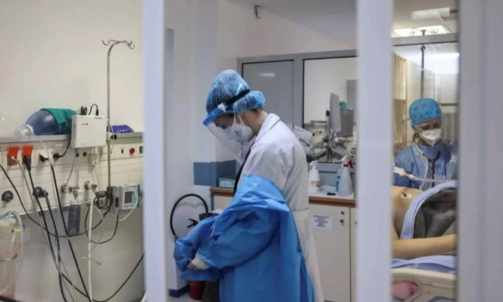 Γαλλία: Αυξάνονται μολύνσεις και εισαγωγές ασθενών με κορονοϊό στα νοσοκομεία